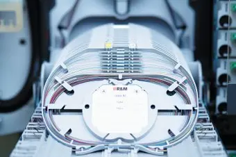 R&M lanza una nueva plataforma de fibra óptica