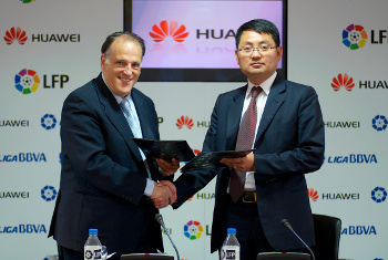 Javier Tebas, presidente de la LFP, y Walter Ji, CEO de Huawei en España y Portugal