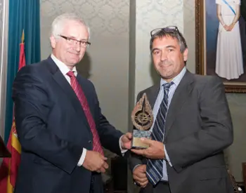 A la derecha, Javier García Pellejero recogiendo el galardón