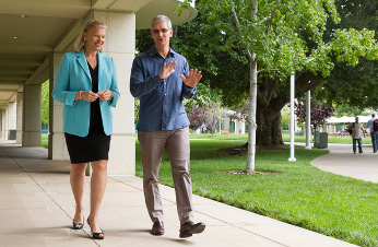 Ginni Rometty, CEO de IBM, y Tim Cook, CEO de Apple