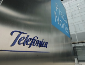 Telefónica reta a la CNMC al frenar el despliegue de fibra