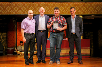 Andy Lockhart, Vicepresidente Senior de Ventas Internacionales, Jean-François Rousseau, Director de Canal, y Omar Ramadan, Vicepresidente de Servicios al Cliente, fueron los encargados de entregar el premio a Alex Bertrán, Director del Área de Ingeniería