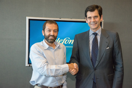 Firma del acuerdo entre Alejandro Fernández Riba, presidente de FIEB (izquierda) y José María Sanz-Magallón, director Global de Patrocinios y RRII de Telefónica (derecha).