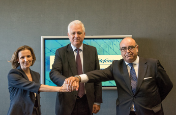 Cristina Ruiz, directora general de Tecnologías de la Información e Indra Digital, Juan Carlos López Vives, CEO de Telefónica Business Solutions y Antonio Martos, director global de Sanidad en Indra