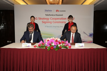 David Wang, Presidente de la Línea de Producto Wireless de Huawei, y Enrique Blanco, CTO de Grupo Telefónica, durante la firma del Memorando de Entendimiento (MoU).