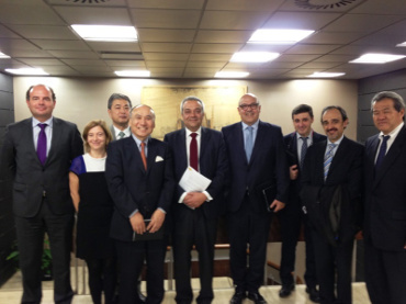 Victor Calvo Sotelo, y los representantes de NEC, Jaime Serrano (Presidente de NEC Ibérica), Naoki Iizuka (Presidente de NEC Europa) E Hideichi Okada (Vicepresidente de NEC Corporation).