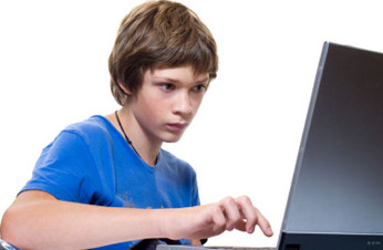 Un 32% de los adolescentes españoles está más de 3 horas enganchado a Internet