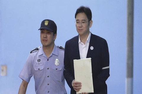 Lee Jae-yong, condenado a cinco años de cárcel por su implicación en el caso Rasputina