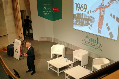 Celestino García, vicepresidente de Samsung, durante su intervención en Santander.