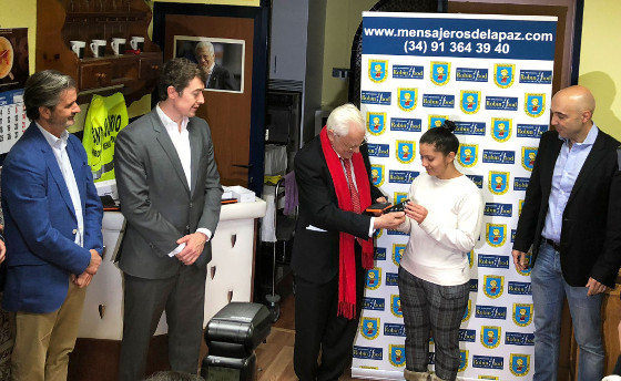 El Padre Ángel dará teléfonos y baterías solares a personas sin recursos.