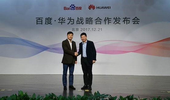 Richard Yu, consejero delegado de Huawei Consumer Business Group (a la derecha de la imagen), y Robin Li, consejero delegado y presidente del grupo Baidu (a la izquierda), anuncian un acuerdo integral de colaboración estratégica.