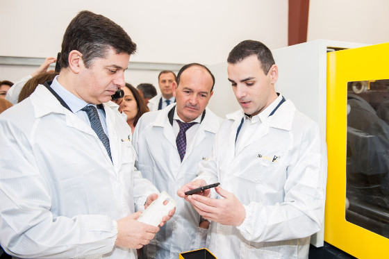 Manuel Caldeira Cabral, Ministro de Economía de Portugal, Francisco Silvestre de Oliveira, presidente de la Cámara Municipal de Coruche y Tito Cardoso, CEO de IKI Mobile, durante la inauguración de la fábrica.