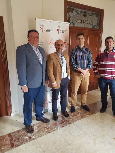 (de izqda. a drcha.): Bartolomé González, Jesús Pegalajar, el alcalde de Ibros Luis Miguel Carmona y Miguel Ángel Rus, de Ahí+ Blaveo