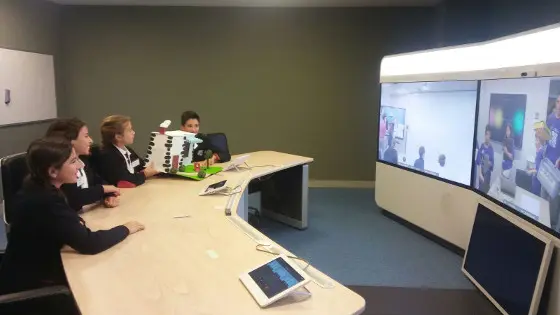 Alumnos del Colegio Parque de Madrid comunicándose mediante Cisco TelePresence con la Escola La Parellada de Tarragona