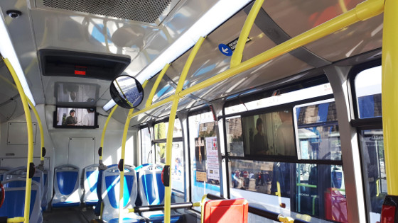 Telefónica y Avanza han instalado tres pantallas de TV 4K en uno de los autobuses de la Línea 1 de Segovia.