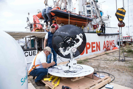 Hispasat y Sytelix dotan de comunicaciones por satélite a Open Arms