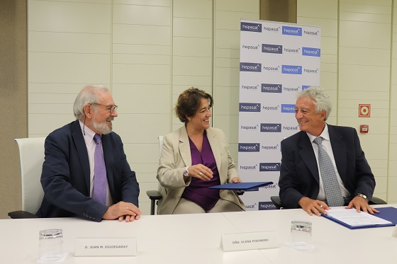 Elena Pisonero, presidenta de HISPASAT, Jose Solá, presidente de AGNYEE, y Juan Manuel Eguiagaray, miembro de su Junta Directiva, en el momento de la firma.