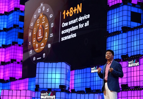 Guo Ping, presidente rotativo de Huawei, durante su discurso en la conferencia inaugural de Web Summit 2019.
