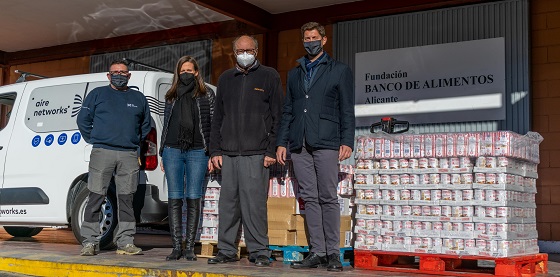 Aire Networks dona una tonelada de conservas al Banco de Alimentos de Alicante.