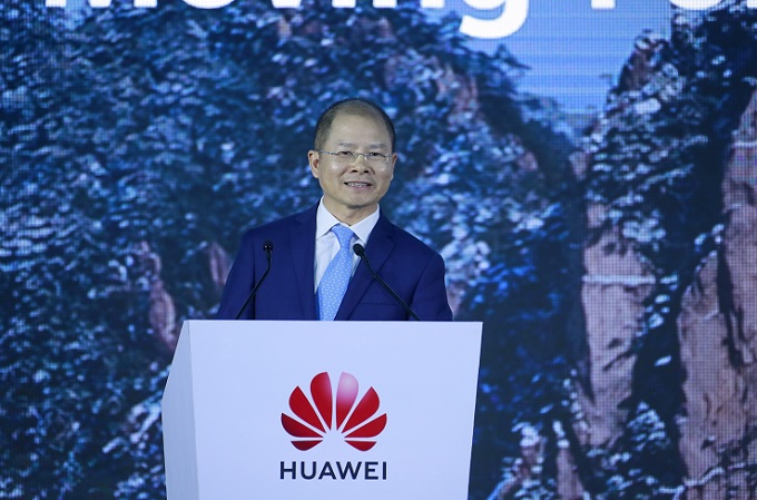 Eric Xu, presidente rotatorio de Huawei, pronuncia un discurso en la 18ª Cumbre Mundial de Analistas