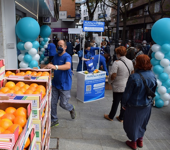 Avanza Fibra abre tienda en Alcorcón regalando naranjas y limones.