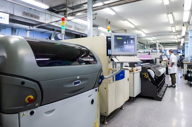 Teltronic empieza a fabricar equipos electrónicos.