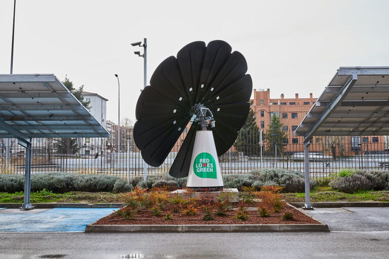 SmartFlower, dispositivo fotovoltaico instalado en la sede de Vodafone en Madrid.