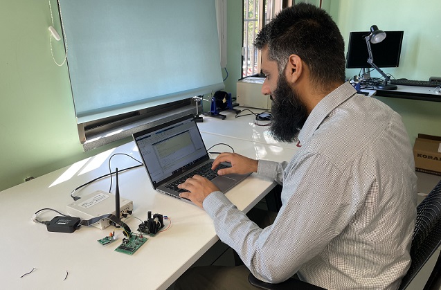 Dispositivos de comunicación inalámbrica alimentados por luz.