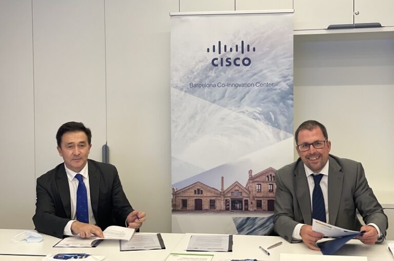 Andreu Vilamitjana y Raül Blanco, durante la firma del acuerdo de colaboración.