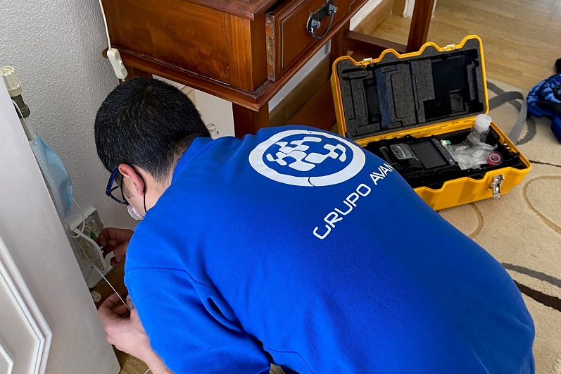 Técnico de Avanza Fibra instalando internet fibra óptica en un hogar.