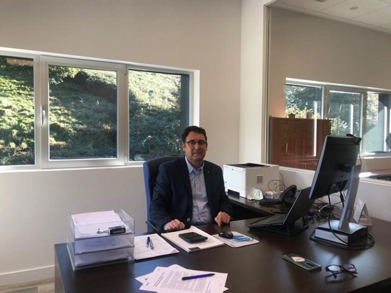 Xabier Ostolaza, director general de Berdin Grupo, en las nuevas oficinas de Belartza (Donostia-San Sebastián).