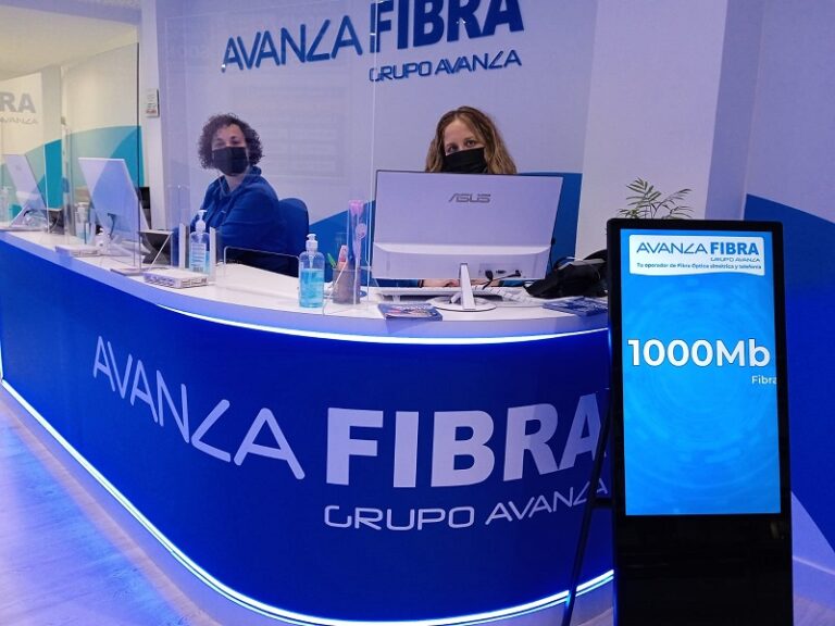 Comerciales de Avanza Fibra en la tienda de Silla (Valencia).