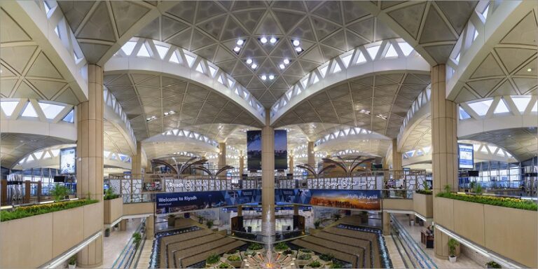 El aeropuerto internacional de Riyadh fue el primero del mundo en lanzar un chatbot de WhatsApp.
