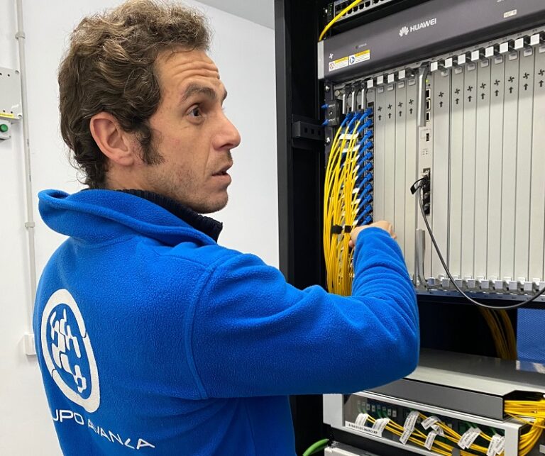 Técnico de Avanza Fibra revisando una OLT.