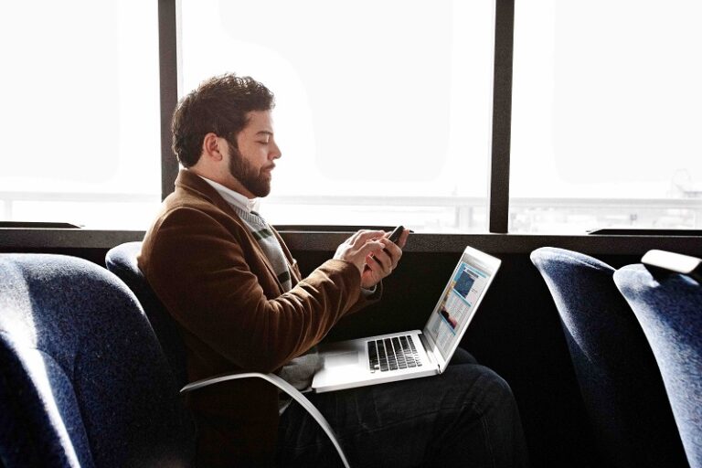 Los trabajadores españoles se saltan las medidas de ciberseguridad para cumplir con sus tareas.