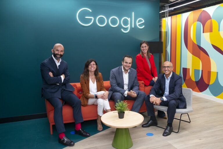 Directivos de Google y Teldat tras la firma del acuerdo.