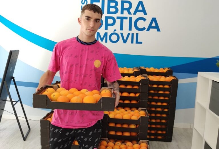 Cliente con naranjas regaladas por Avanza Fibra.