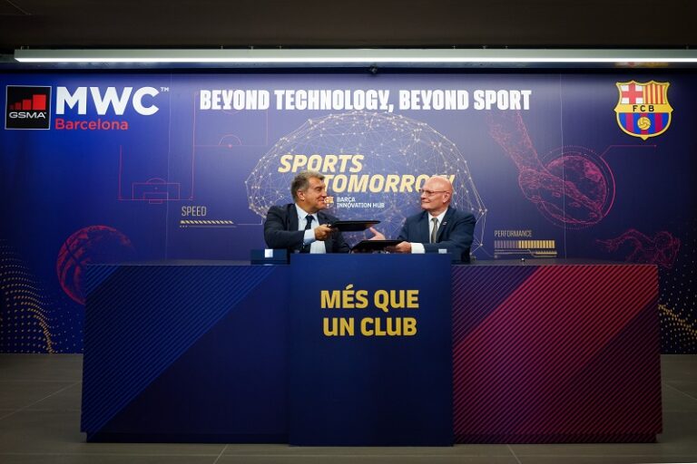 Firma del acuerdo entre Joan Laporta (FC Barcelona) y John Hoffman (GSMA).