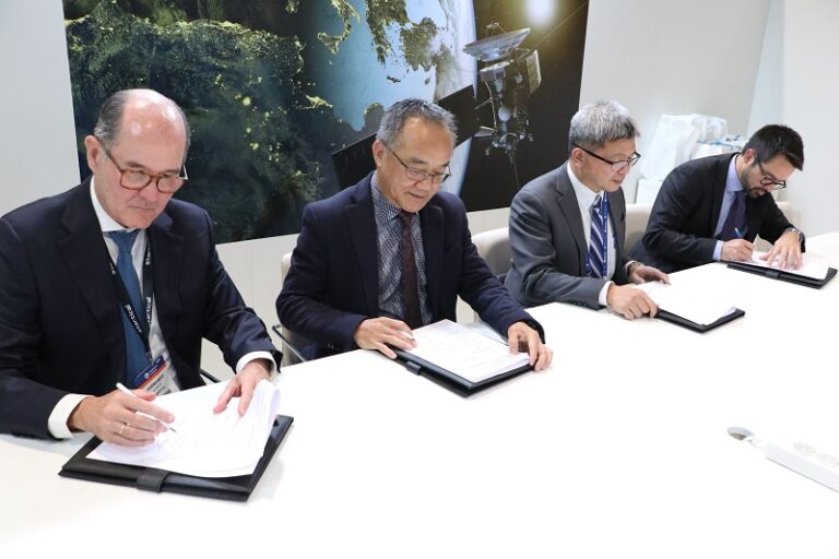 Proyecto de comunicaciones satelitales piloto-controlador aéreo. Firma del acuerdo.