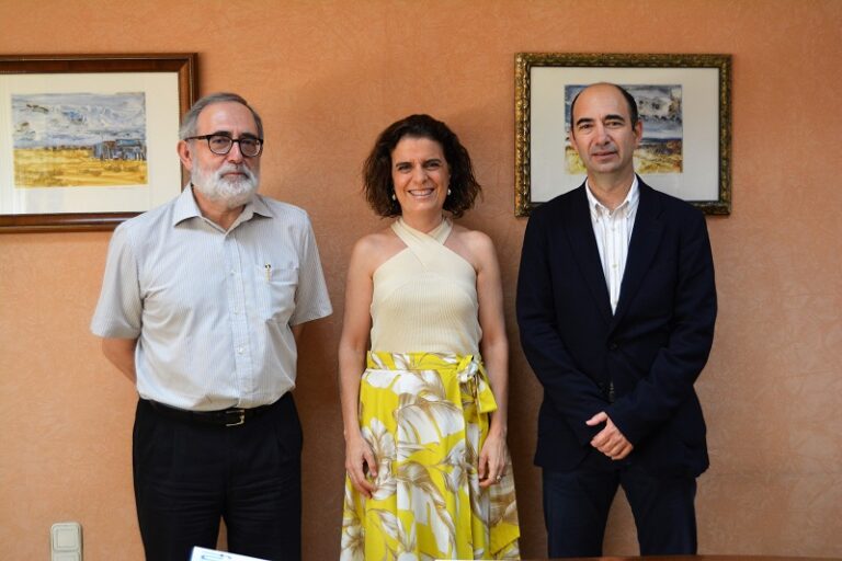 La directora general de Vantage Towers, Blanca Ceña, entre el director de la cátedra, José Ignacio Alonso, y el director de la ETSIT, Manuel Sierra, tras la firma del acuerdo.