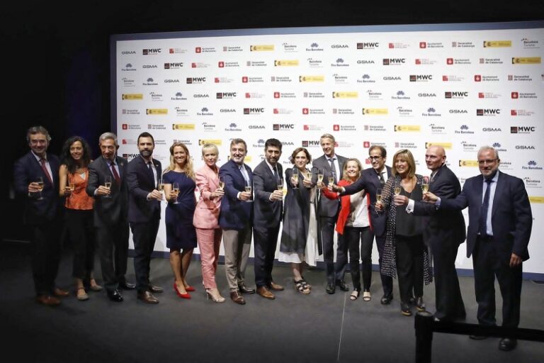 El MWC se queda en Barcelona hasta 2030. Foto de familia durante el anuncio oficial.