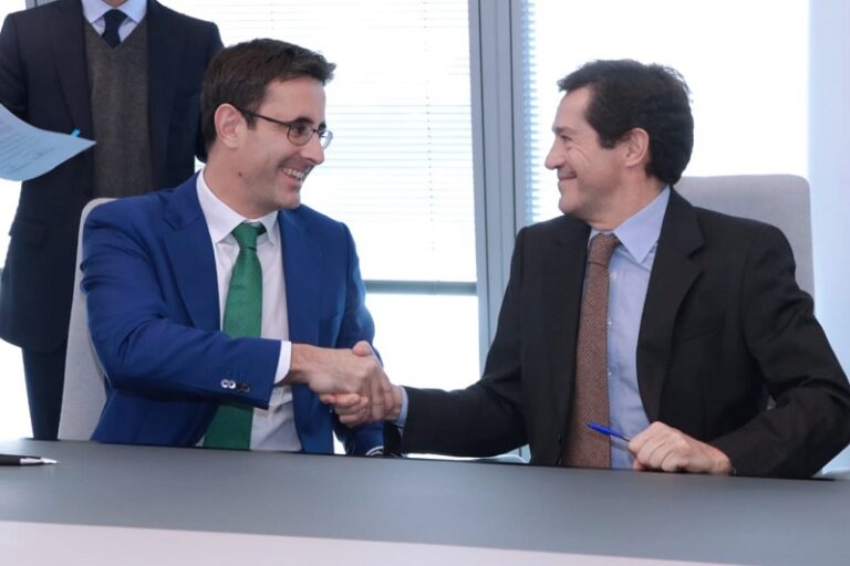 Firma del acuerdo de compra entre los presidentes de Arquimea e IberEspacio.