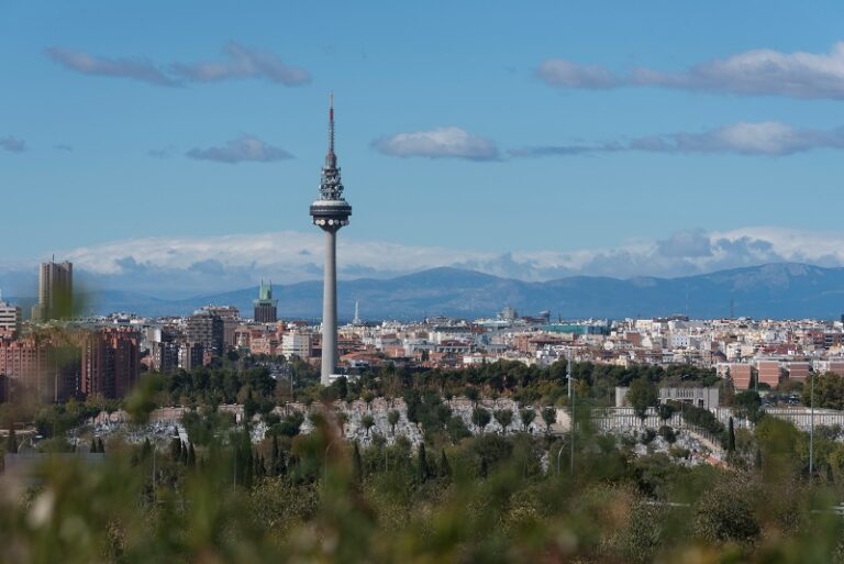 RTVE adjudica a Cellnex la emisión de radio y TV para los próximos cinco años. Imagen del El Pirulí.
