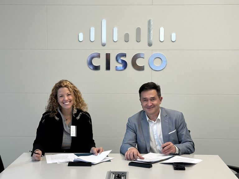 Firma del acuerdo entre Carla Redondo de INCIBE y Andreu Vilamitjana de Cisco España.