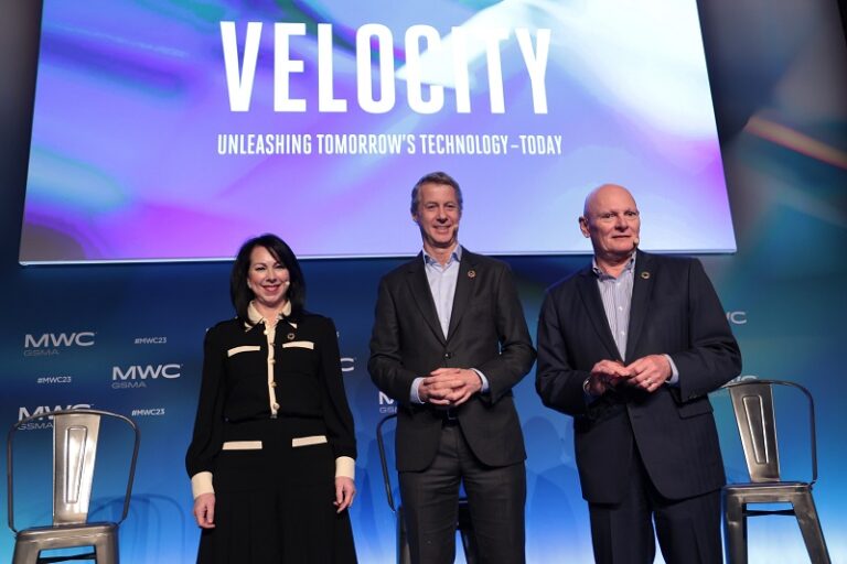 Presentación MWC23 por miembros de la GSMA.