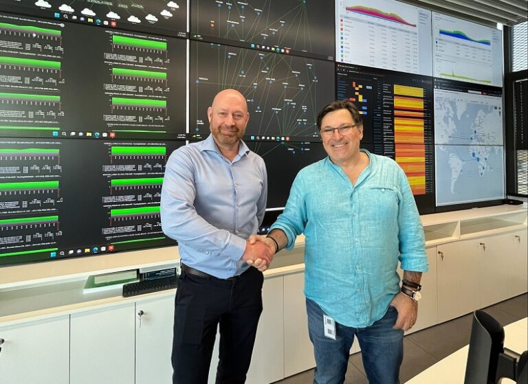 Steve Roberts, de Exa, y Miguel Ángel Acero, AFR-IX telecom, durante la firma del acuerdo en la BCLS.