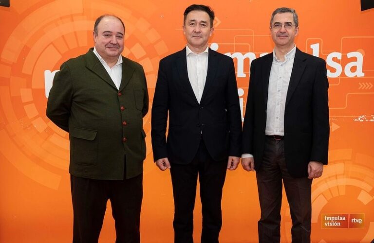 Adolfo Muñoz, Andreu Vilamitjana y José Manuel Menéndez durante el anuncio del piloto en MWC 2023.