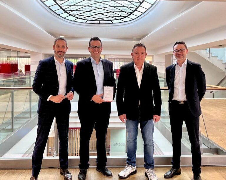 Representantes de Avanza Fibra y Banco Santander en la sede de la entidad financiera en Murcia.