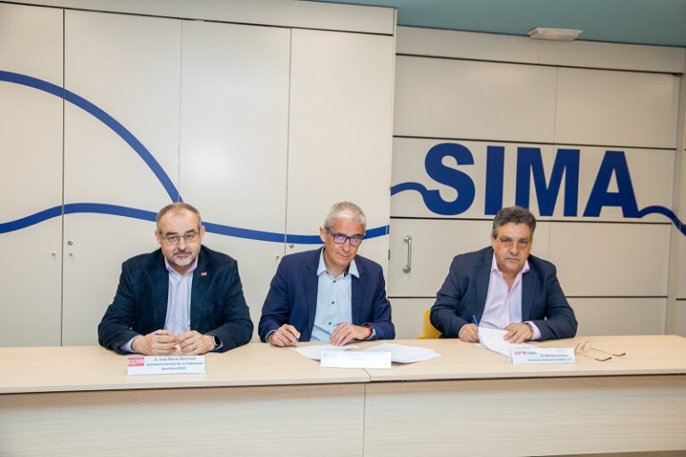 Representantes de CEX, CCOO y UGT en la firma del III Convenio Colectivo del Contact Center.