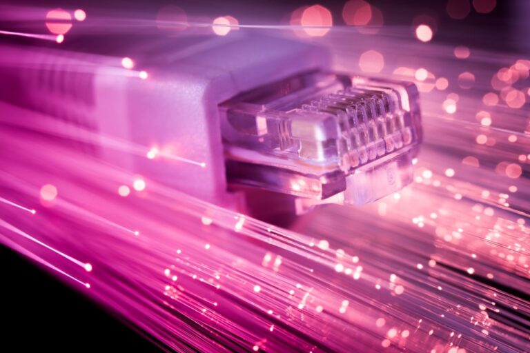 La CNMC baja un 10% el acceso a la fibra de Telefónica.